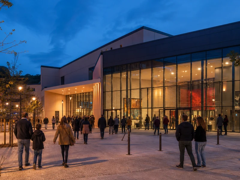 Le cinéma Chabran Draguignan accueille des spectateurs devant son entrée lumineuse.