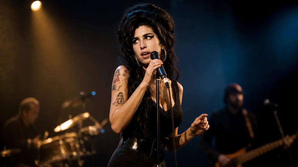Amy Jade Winehouse sur scène dans une lumière soul tamisée.