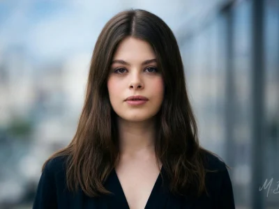 Anna Biolay fixe l'objectif dans ce portrait en gros plan sur fond urbain flou