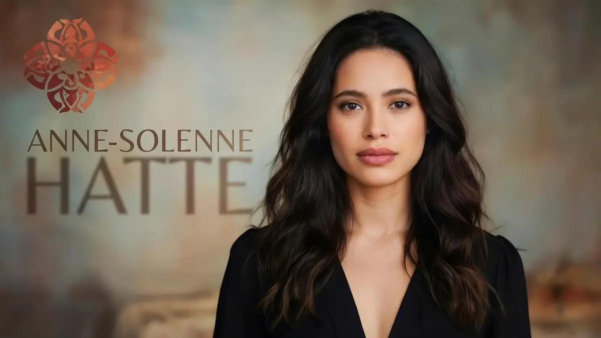 Anne-Solenne Hatte apparaît en portrait avec une longue chevelure brune ondulée
