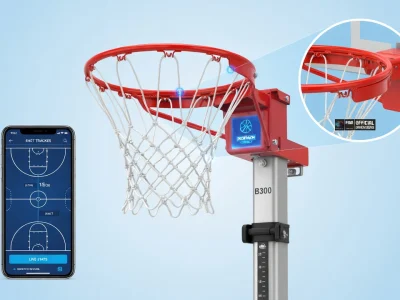 Un arceau basket moderne avec filet est placé près d'un smartphone montrant une application de basket