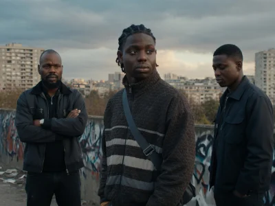 Trois jeunes hommes se tiennent sur un toit urbain dans une scène du film Banlieusards 3