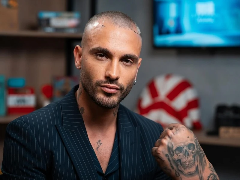 Portrait de Bastos, le candidat de téléréalité, posant avec assurance devant la caméra