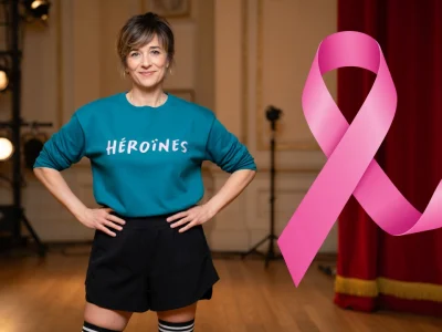 Béatrice de La Boulaye se tient les mains sur les hanches à côté d'un ruban rose
