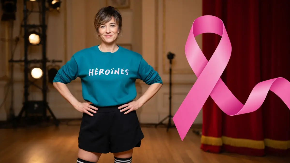 Béatrice de La Boulaye se tient les mains sur les hanches à côté d'un ruban rose