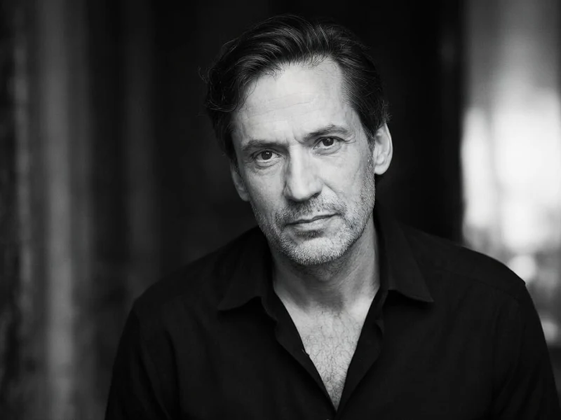 Benjamin Egner regarde l'objectif dans ce portrait en noir et blanc
