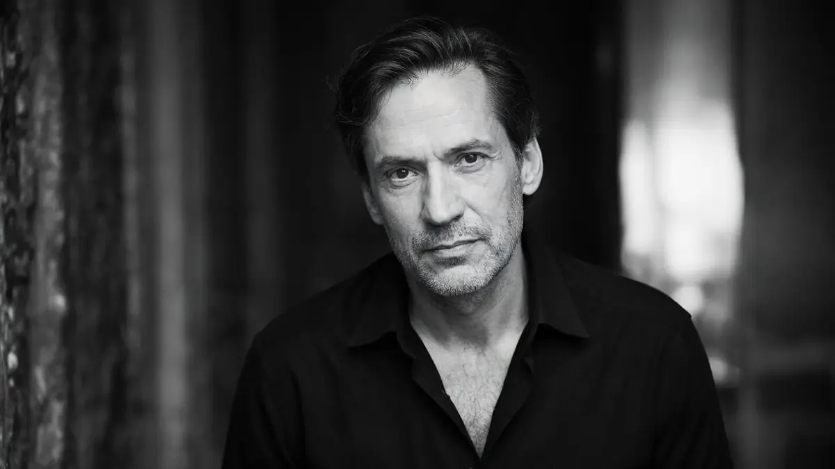 Benjamin Egner regarde l'objectif dans ce portrait en noir et blanc