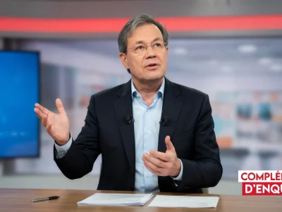 Benoît Duquesne gesticule en s'exprimant derrière un bureau dans un studio