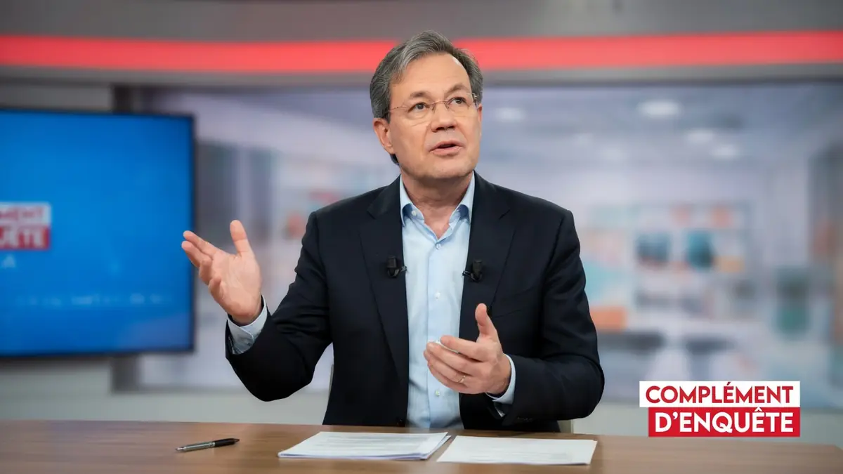 Benoît Duquesne gesticule en s'exprimant derrière un bureau dans un studio
