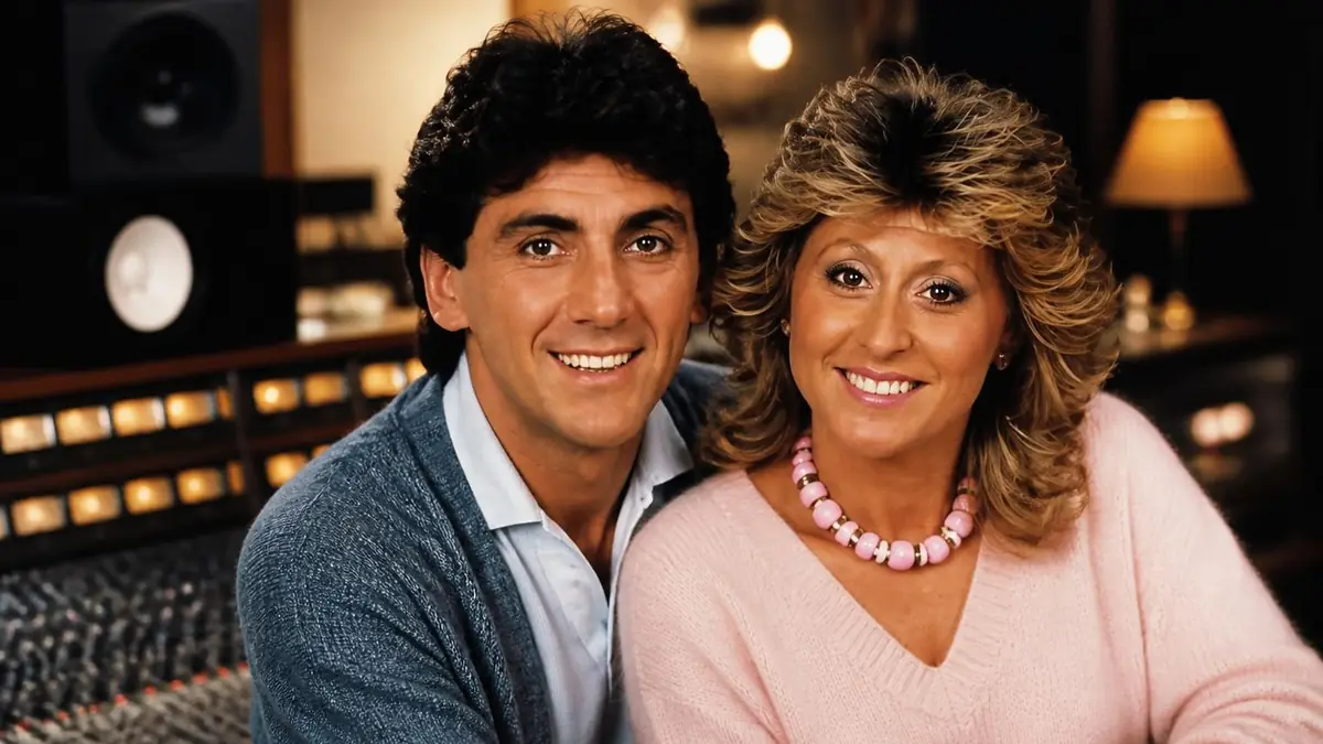 Le duo Peter et Sloane pose souriant dans un studio d'enregistrement, illustrant le thème besoins de toi envie de rien
