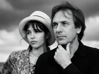 Bruno Nuytten et une jeune femme au chapeau dans un portrait en noir et blanc