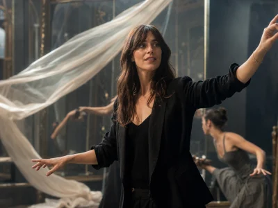 Calista Sinclair dirige une scene d illusion sur un plateau de theatre.