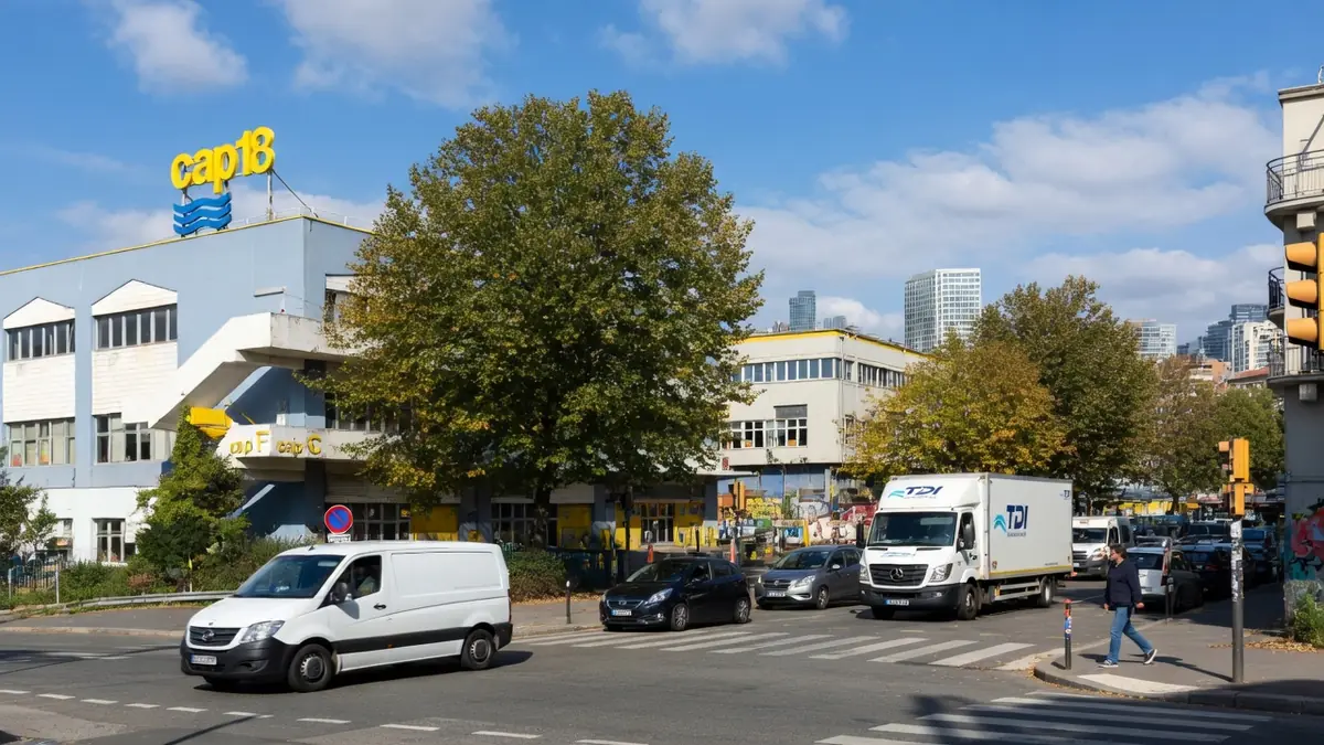 Vue extérieure de la zone industrielle cap 18 avec des véhicules circulant dans la rue sous un ciel ensoleillé