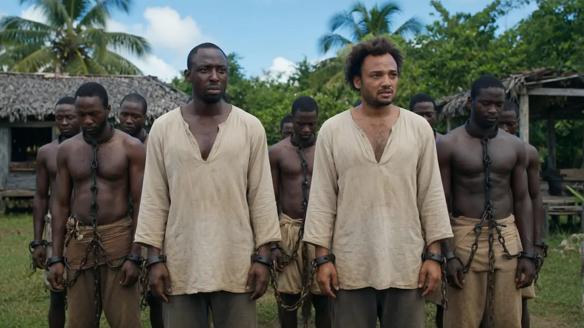 Des hommes enchaînés dans un décor historique rappellent la situation initiale du film Case départ