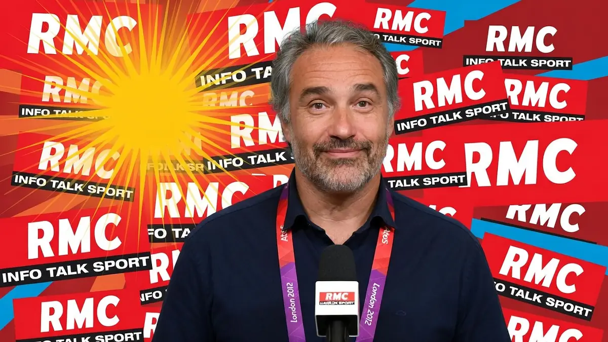 Christophe Cessieux sourit face à l'objectif avec une chemise bleu marine.