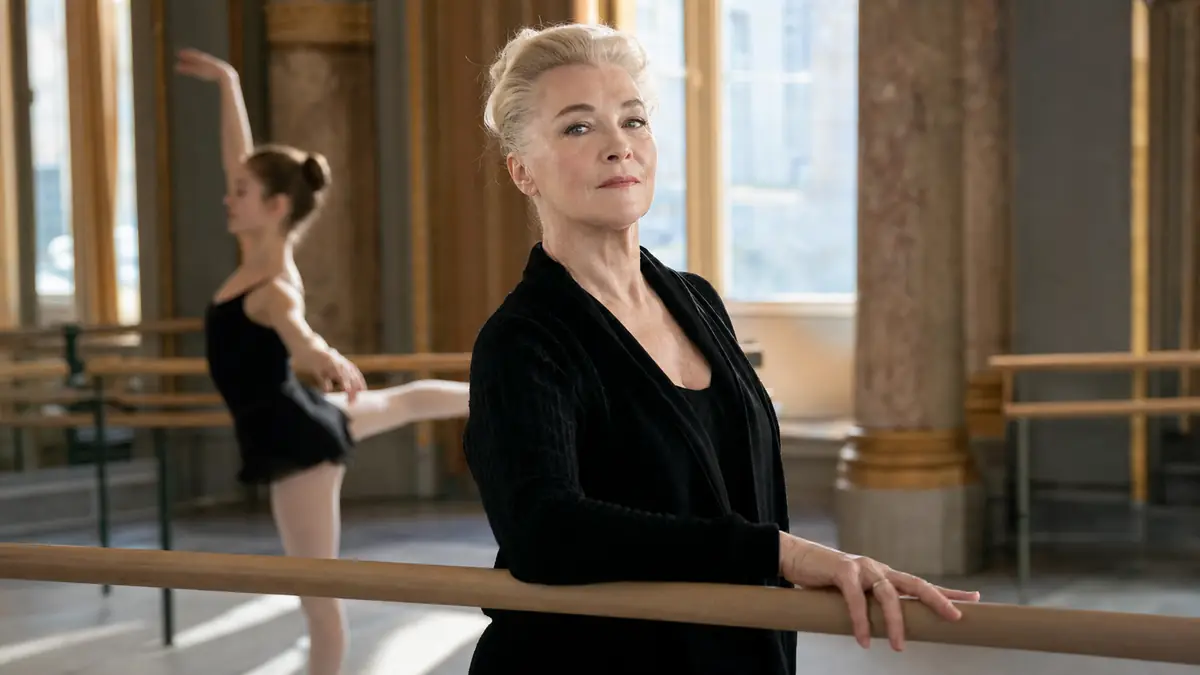 Claude Bessy observe une répétition de ballet dans un studio lumineux.