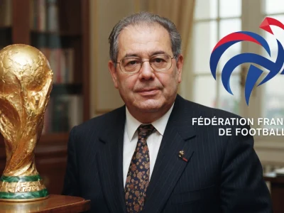 Claude Simonet est assis près du trophée de la Coupe du monde dans un bureau classique