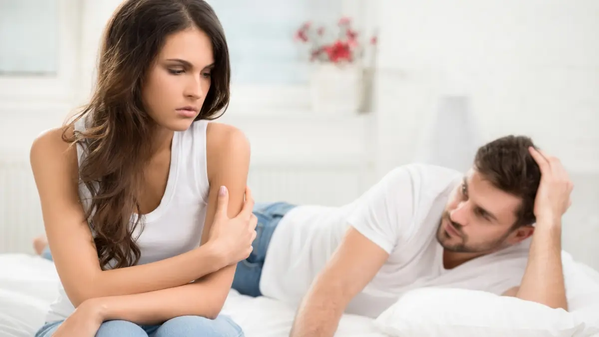 Femme et homme sur un lit illustrent combien de temps une femme peut rester sans rapport