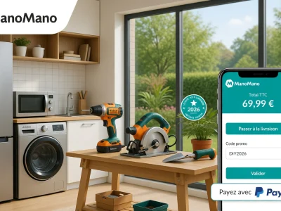Une cuisine lumineuse avec outils de bricolage sur table et vue sur jardin illustrant le code promo ManoMano
