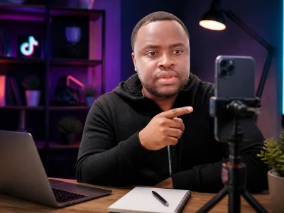 Un créateur de contenu filme une vidéo avec son smartphone pour expliquer comment percer sur tik tok