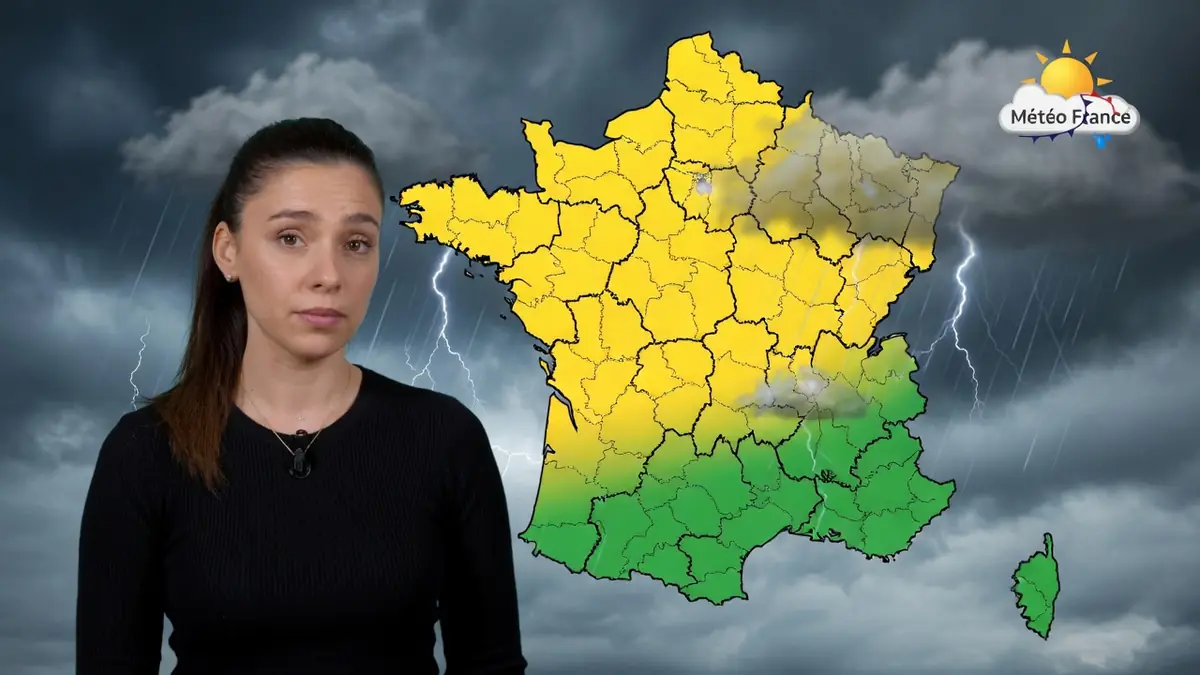 Présentatrice météo devant une carte de France illustrant la vigilance modérée orage