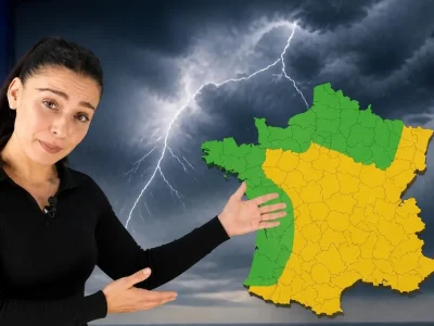 Une présentatrice météo montre une carte de France illustrant une vigilance modérée orage sur plusieurs départements