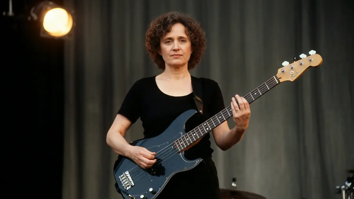 Corine Marienneau joue de la basse électrique sur scène