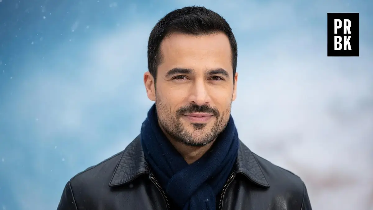 Damien Sargue est photographié en veste en cuir et écharpe bleue sur fond bleu scintillant