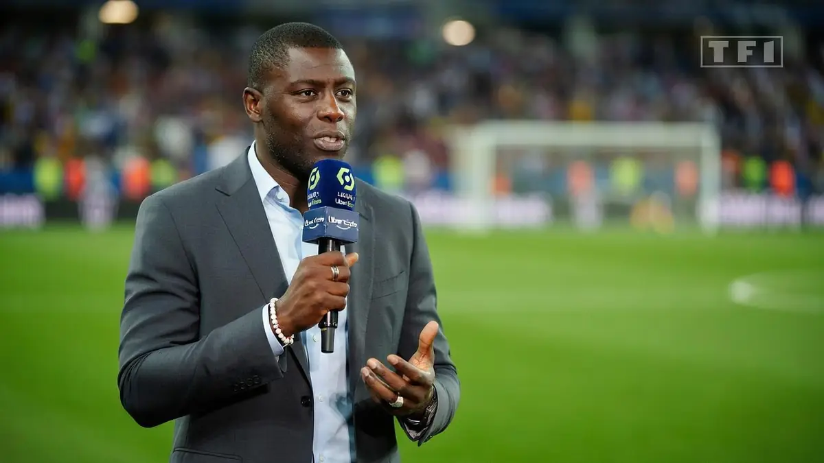 David Astorga s'exprime au micro sur un terrain de football
