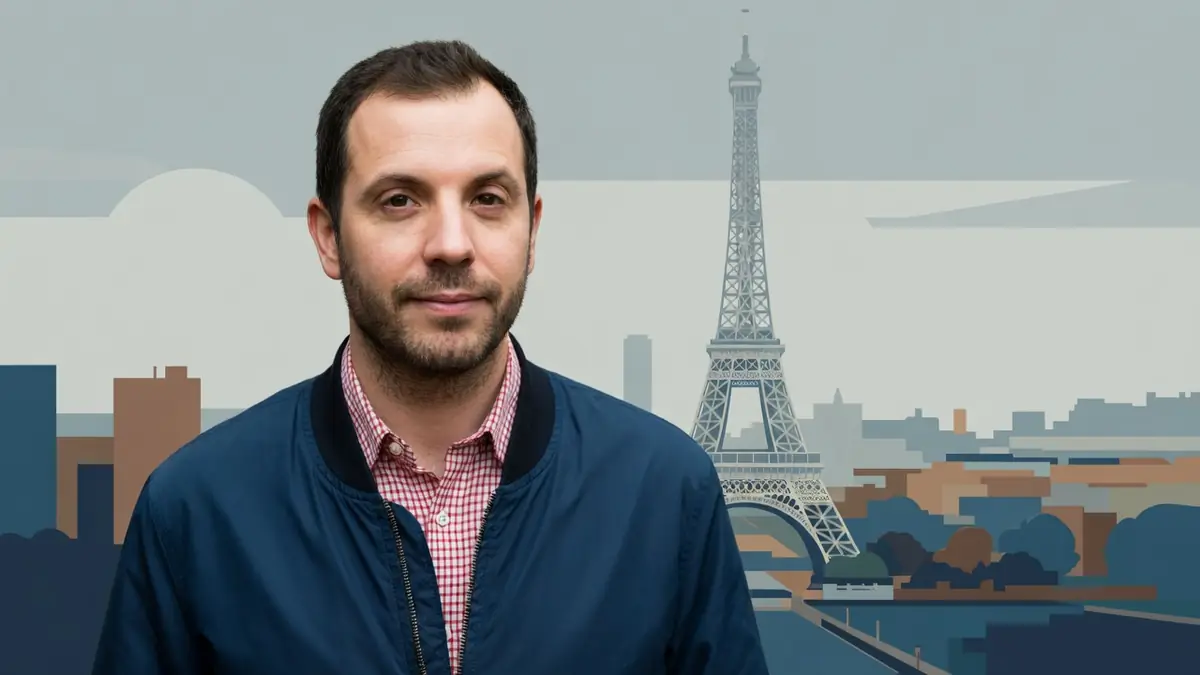 Portrait d'Eddy Leduc devant la tour Eiffel et le skyline de Paris