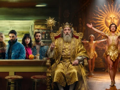 Scène d'un film sur Le Roi-Soleil où Louis XIV trône dans un bar moderne avec des danseurs dorés