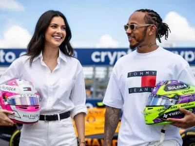 Lewis Hamilton Kendall Jenner échangent un sourire sur un circuit de course tout en tenant leurs casques