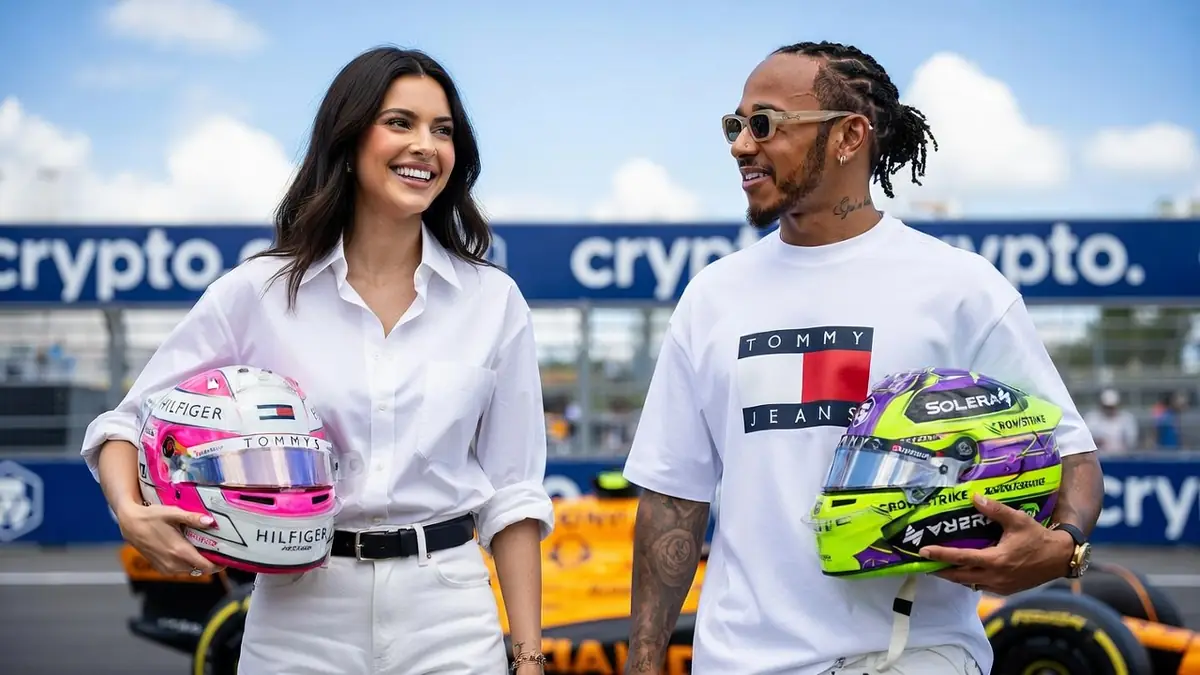 Lewis Hamilton Kendall Jenner échangent un sourire sur un circuit de course tout en tenant leurs casques