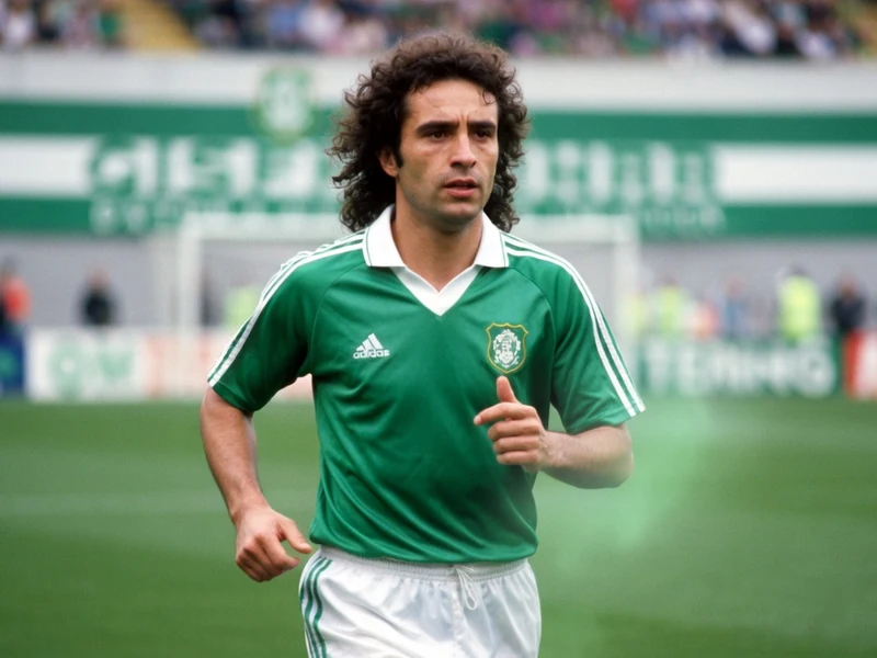 Dominique Rocheteau court sur le terrain de football en maillot vert.