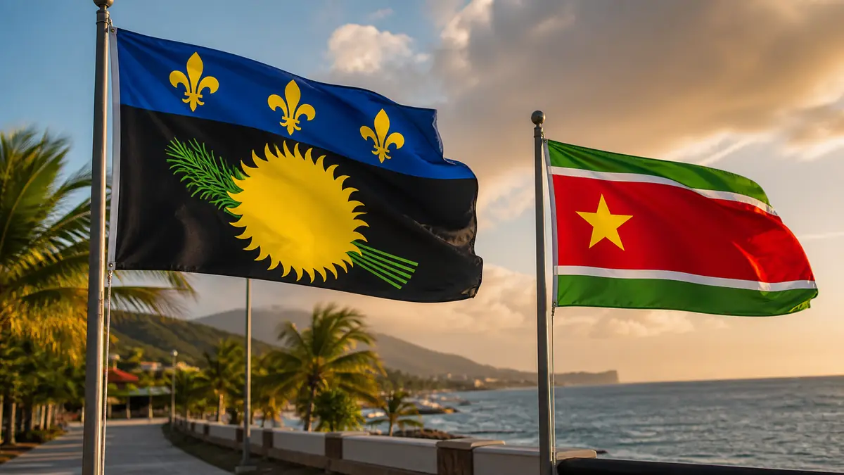 Deux visions de l'emblème de la Guadeloupe flottent face à la mer au coucher du soleil.
