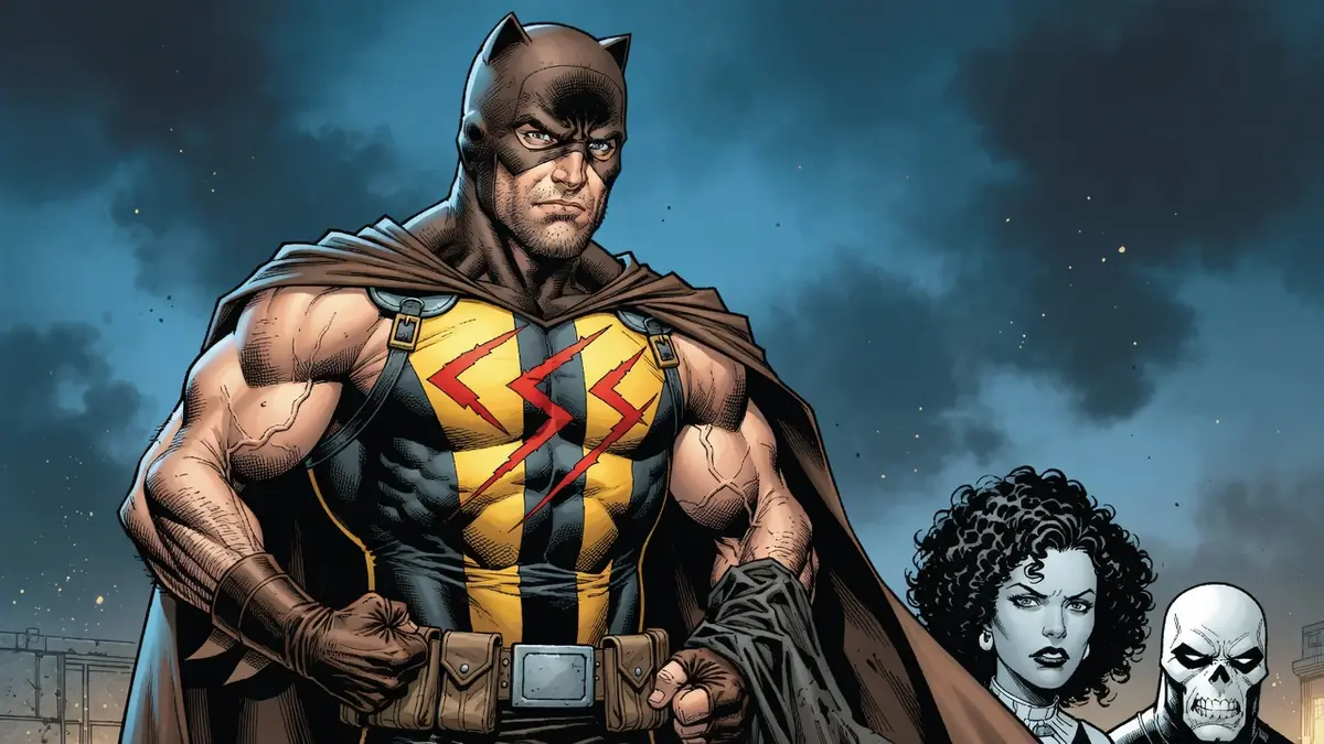 Catman se tient en costume de superhéros jaune et noir avec deux personnages en fond