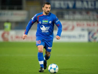 Christophe Aubanel dribble le ballon sur un terrain de football