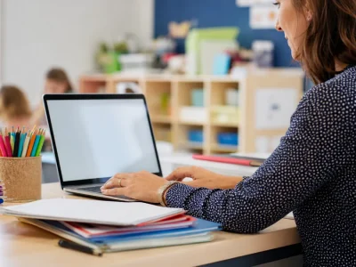 Une enseignante utilise l’éducartable enseignant dans une classe primaire.