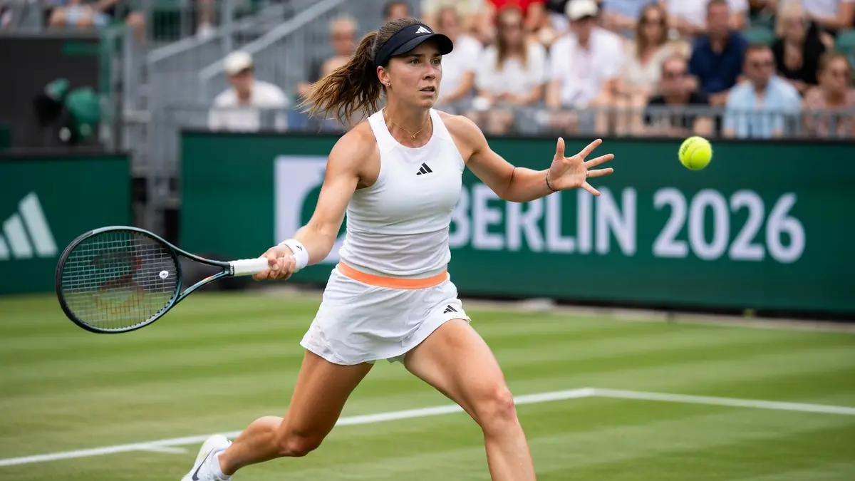 Elina Svitolina frappe une balle de tennis sur un court en gazon lors d'un match intense