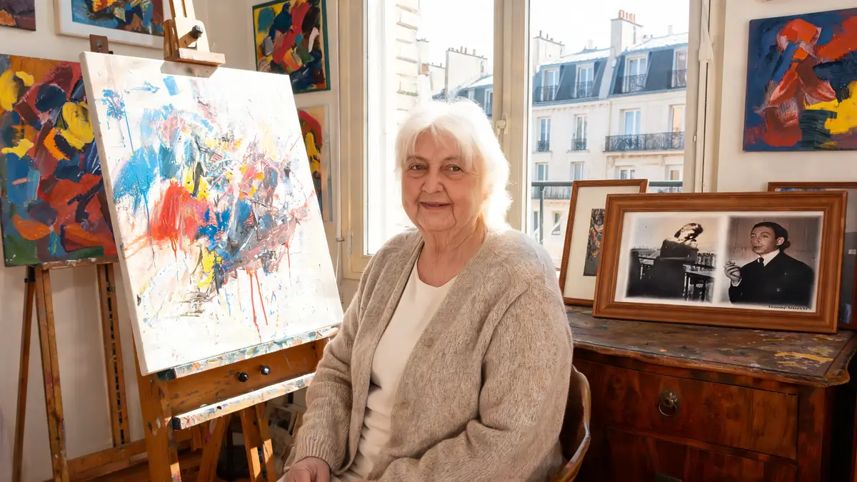 Élisabeth Levitsky assise dans une pièce remplie de peintures abstraites