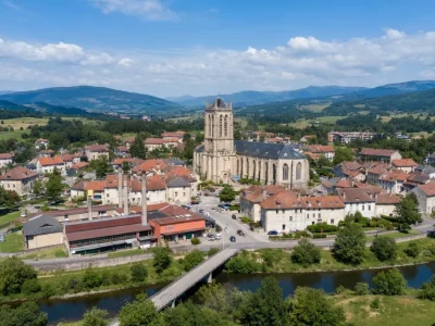 Une vue aérienne de saint Paul-en-Jarez montrant l'église, les toits rouges et la rivière traversant la ville