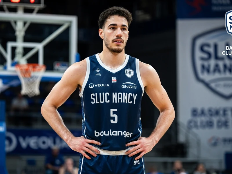 Enzo Goudou-Sinha se tient les mains sur les hanches sur un terrain de basket