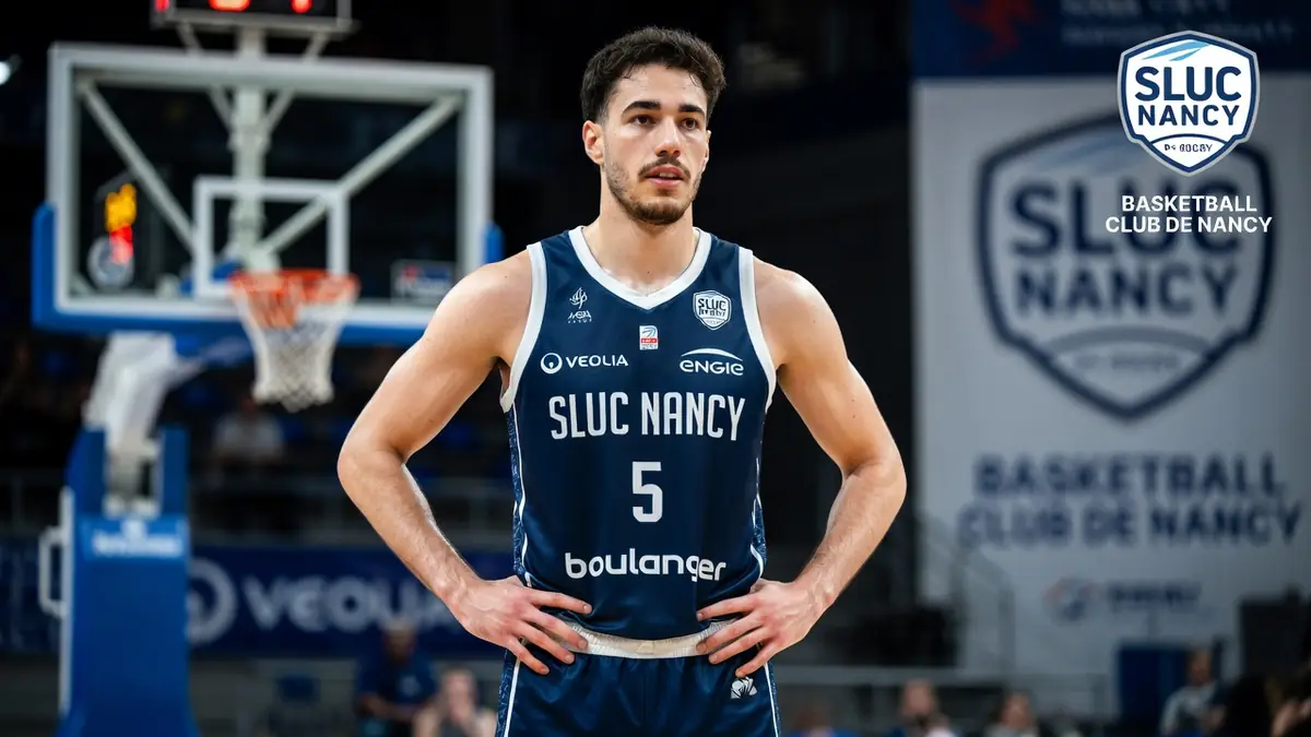 Enzo Goudou-Sinha se tient les mains sur les hanches sur un terrain de basket