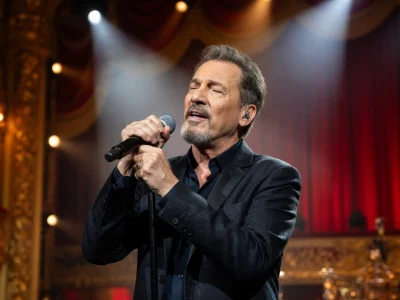 Florent Pagny chante sur scène avec intensité lors de Florent Pagny concert 2026