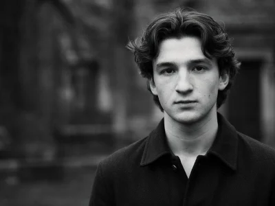 Portrait en noir et blanc de l'acteur Florian Lesieur regardant l'objectif avec sérieux
