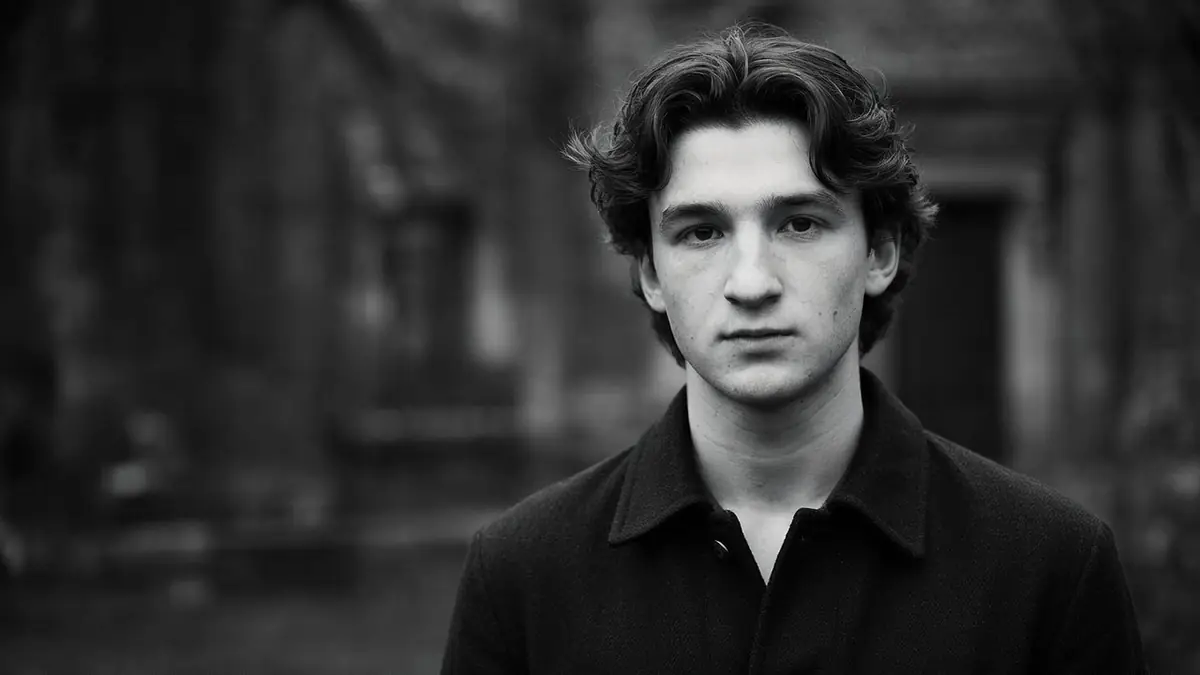 Portrait en noir et blanc de l'acteur Florian Lesieur regardant l'objectif avec sérieux