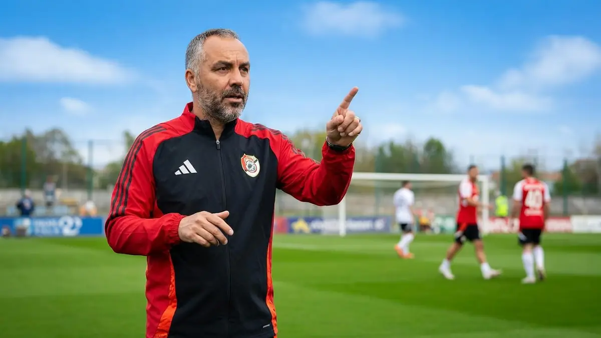 Frédéric Reculeau pointe du doigt sur le terrain de football