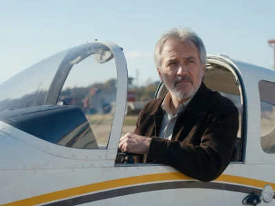 Gérard Pinteau est assis dans le cockpit d'un avion léger