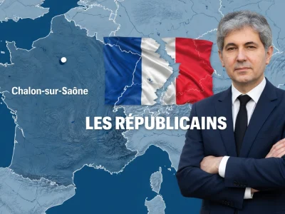 Un homme en costume les bras croisés devant une carte de France représente gilles Platret parti politique