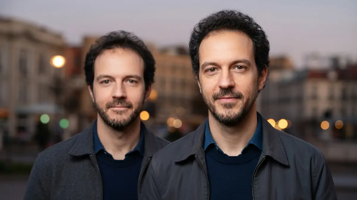 Guillaume Denaiffe aux côtés d'un homme lui ressemblant en ville
